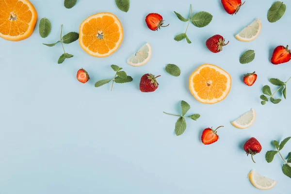 Letní Pestrobarevný Byt Vzor Citrusových Plodů Listů Jahod Modrém Dřevěném — Stock fotografie