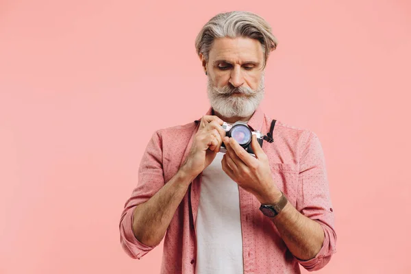 Μεσήλικας Γενειοφόρος Φωτογράφος Που Κρατάει Κάμερα Ροζ Φόντο — Φωτογραφία Αρχείου