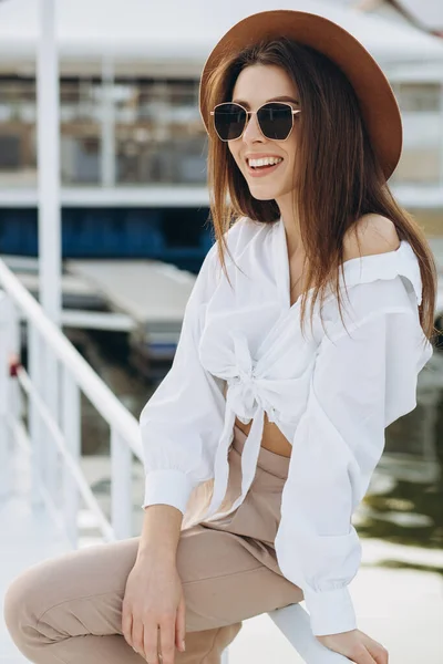 Una Mujer Feliz Elegante Camina Por Playa Cálido Día Verano —  Fotos de Stock