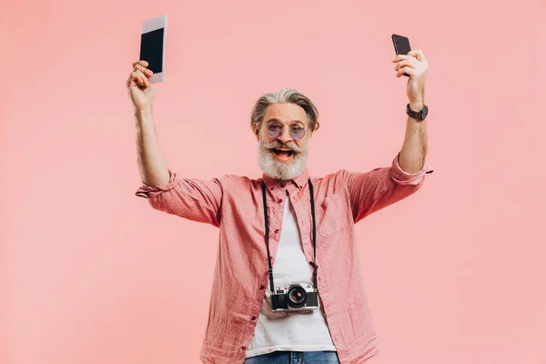 Χαρούμενος Γενειοφόρος Άντρας Γυαλιά Ηλίου Κρατώντας Κινητό Τηλέφωνο Και Διαβατήριο — Φωτογραφία Αρχείου