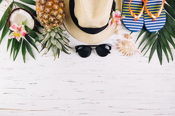 Concepto Vacaciones Verano Accesorios Para Viajes Frutas Exóticas Sobre Mesa —  Fotos de Stock