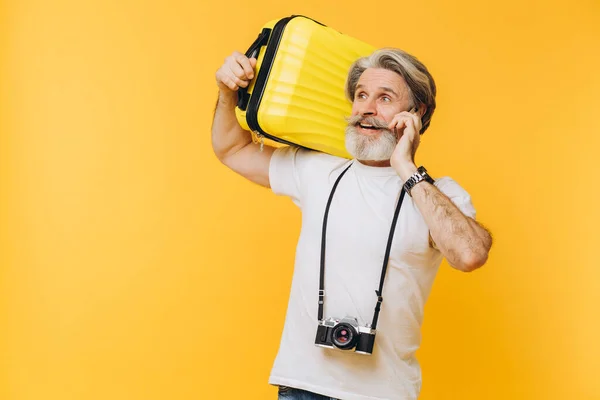 Homem Barbudo Elegante Com Câmera Rindo Enquanto Segurava Uma Mala — Fotografia de Stock