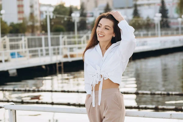 Een Vrolijke Stijlvolle Vrouw Wandelt Langs Het Strand Een Warme — Stockfoto