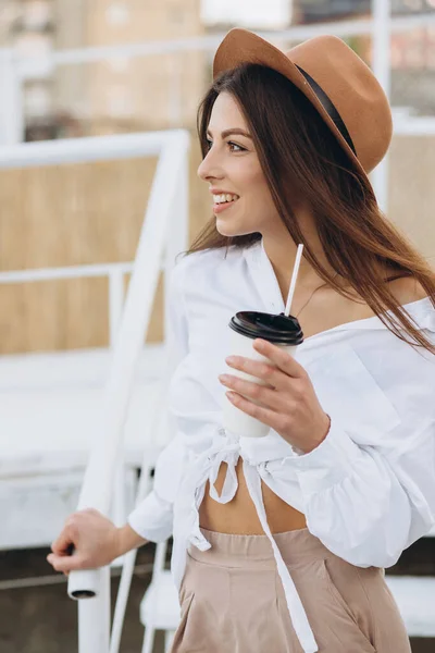 Una Mujer Elegante Tomando Café Caminando Por Playa Cálido Día —  Fotos de Stock