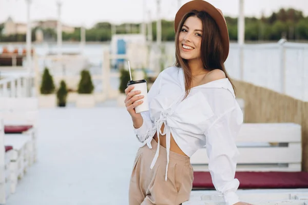 Una Mujer Elegante Tomando Café Caminando Por Playa Cálido Día —  Fotos de Stock