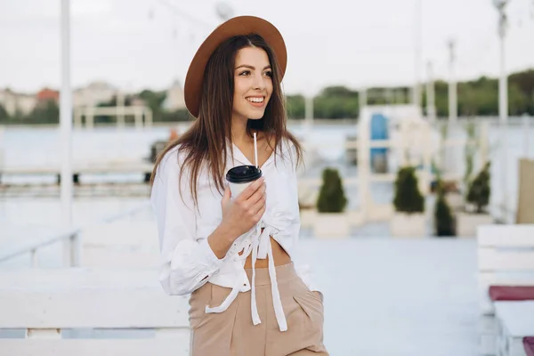 Uma Mulher Elegante Bebendo Café Andando Longo Praia Dia Quente — Fotografia de Stock