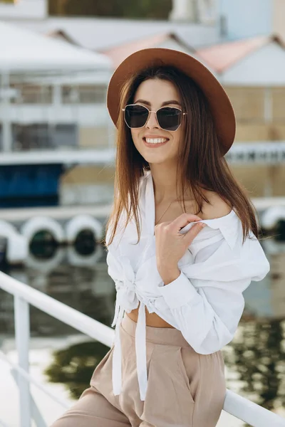 Een Vrolijke Stijlvolle Vrouw Wandelt Langs Het Strand Een Warme — Stockfoto