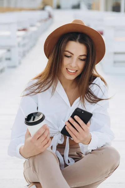 Stylová Žena Telefonicky Hovořící Kráčející Podél Pláže Teplého Letního Dne — Stock fotografie