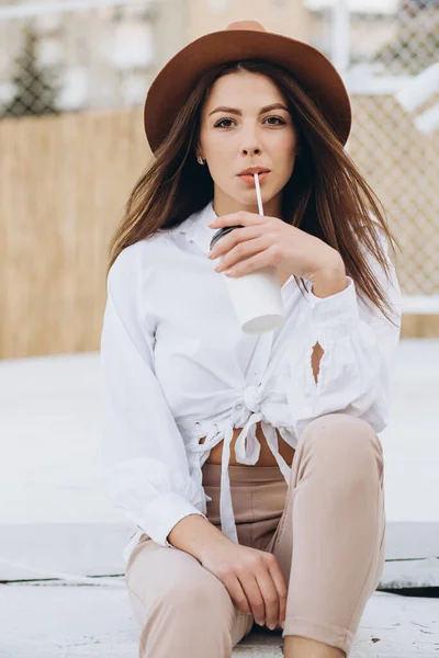 Una Mujer Elegante Tomando Café Caminando Por Playa Cálido Día —  Fotos de Stock