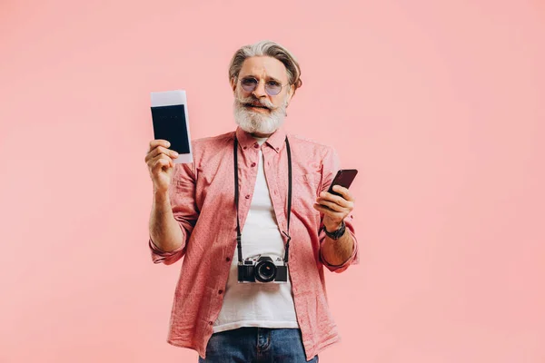 Szczęśliwy Brodaty Mężczyzna Okularach Przeciwsłonecznych Telefonem Komórkowym Paszportem Biletami Różowym — Zdjęcie stockowe
