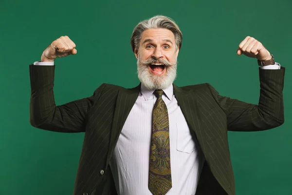 Homem Meia Idade Barbudo Terno Cáqui Mostra Bíceps Sorrisos Emocionalmente — Fotografia de Stock
