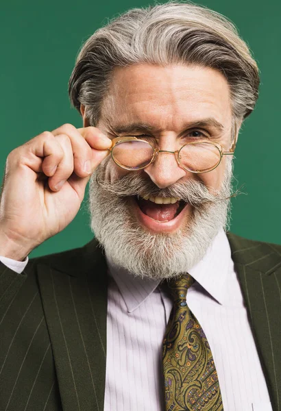 Homem Barbudo Meia Idade Elegante Terno Cáqui Segurando Óculos Sobre — Fotografia de Stock