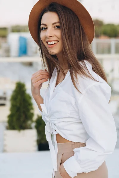 Una Mujer Feliz Elegante Camina Por Playa Cálido Día Verano —  Fotos de Stock