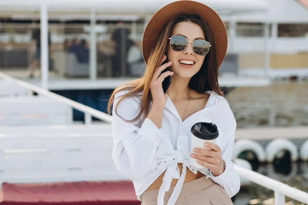 Una Mujer Con Estilo Con Taza Café Hablando Por Teléfono —  Fotos de Stock