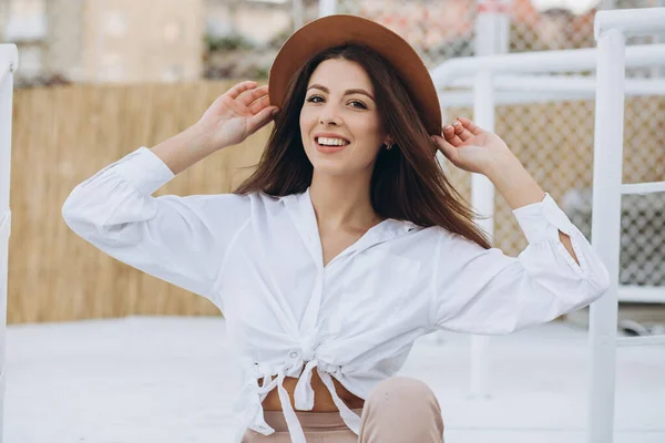 Een Stijlvolle Vrouw Loopt Langs Het Strand Een Warme Zomerdag — Stockfoto