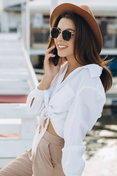 Una Mujer Elegante Hablando Por Teléfono Caminando Por Playa Cálido —  Fotos de Stock