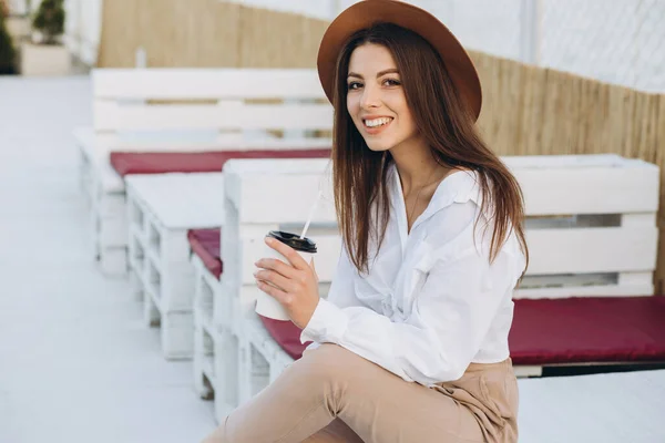 Una Mujer Elegante Tomando Café Caminando Por Playa Cálido Día —  Fotos de Stock