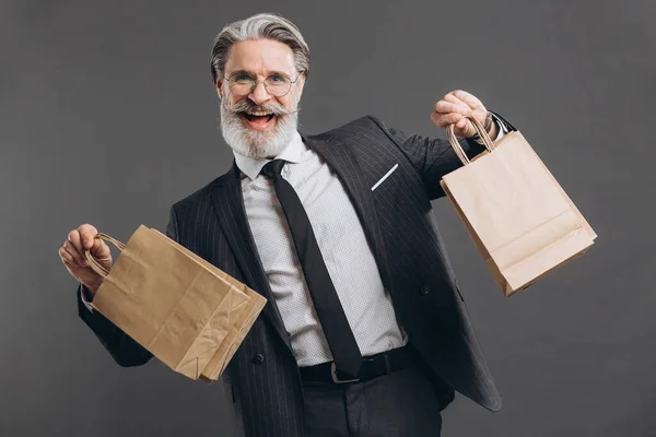 Επιχειρήσεις Και Μοντέρνα Γενειοφόρος Ώριμος Άνθρωπος Ένα Γκρι Κοστούμι Πακέτα — Φωτογραφία Αρχείου