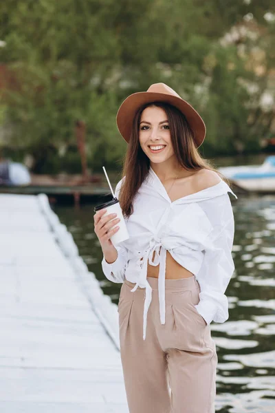 Een Stijlvolle Vrouw Die Koffie Drinkt Langs Het Strand Loopt — Stockfoto