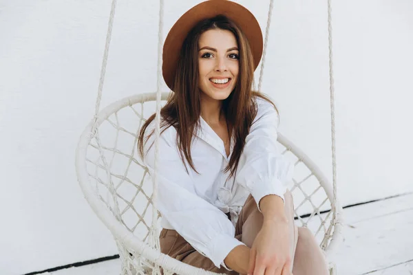 Una Mujer Elegante Sonriendo Relajándose Club Playa Cálido Día Verano —  Fotos de Stock