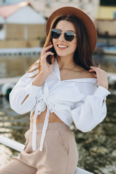 Een Stijlvolle Vrouw Die Telefoneert Langs Het Strand Loopt Een — Stockfoto