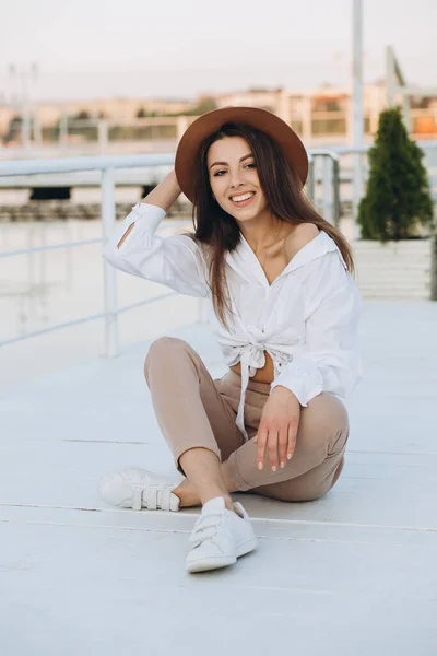 Una Mujer Feliz Elegante Camina Por Playa Cálido Día Verano — Foto de Stock