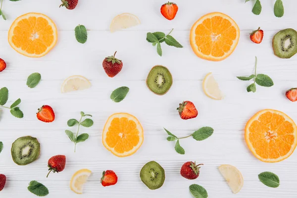 Nyári Színes Lakás Feküdt Citrusfélékből Zöld Kiviből Levelekből Szamócából Készült — Stock Fotó