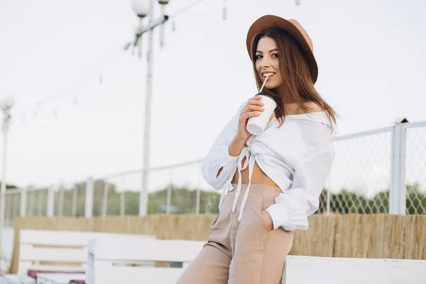 Una Mujer Elegante Tomando Café Caminando Por Playa Cálido Día — Foto de Stock