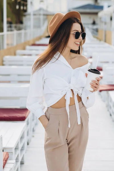 Una Mujer Elegante Tomando Café Caminando Por Playa Cálido Día —  Fotos de Stock