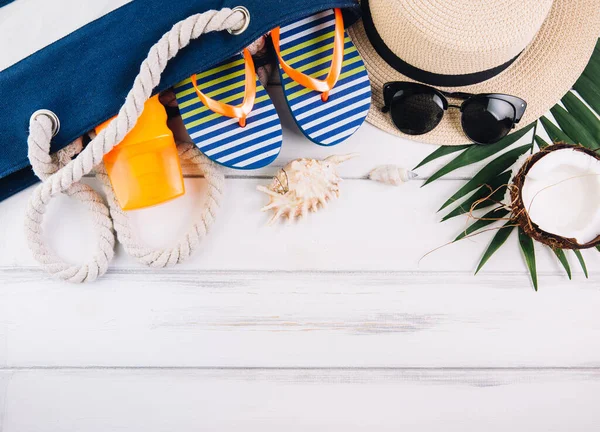 Καλοκαιρινές Διακοπές Τσάντα Παραλίας Και Αξεσουάρ Λευκό Ξύλινο Τραπέζι Πάνω — Φωτογραφία Αρχείου