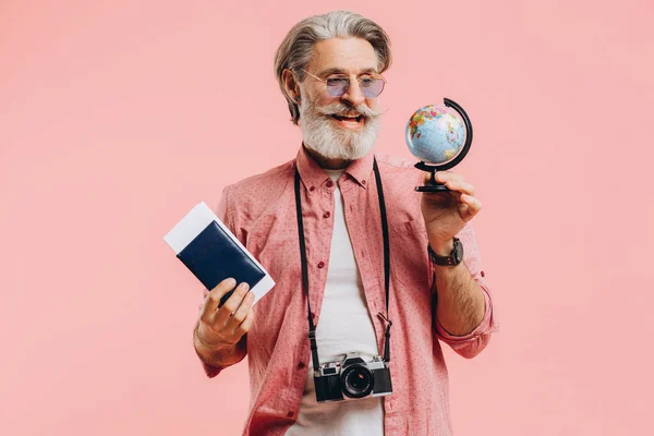 Ευτυχισμένος Γενειοφόρος Γυαλιά Ηλίου Κάμερα Και Διαβατήριο Επιλέγει Μια Χώρα — Φωτογραφία Αρχείου