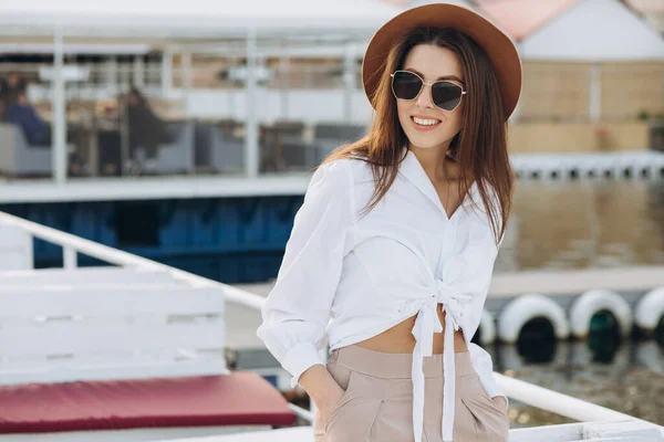 Una Mujer Elegante Camina Por Playa Cálido Día Verano Atardecer —  Fotos de Stock