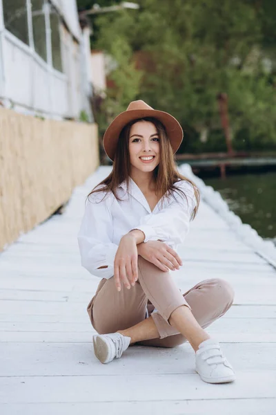 Una Mujer Elegante Camina Por Playa Cálido Día Verano Atardecer — Foto de Stock