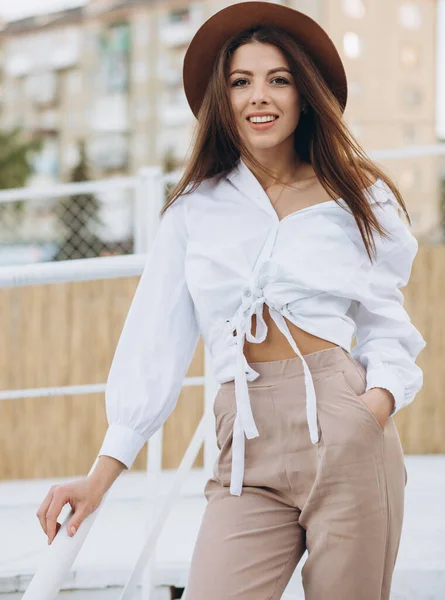 Een Stijlvolle Vrouw Loopt Langs Het Strand Een Warme Zomerdag — Stockfoto