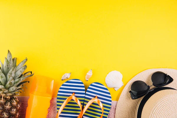 Concepto Vacaciones Verano Accesorios Para Viajar Sobre Fondo Amarillo Vista —  Fotos de Stock
