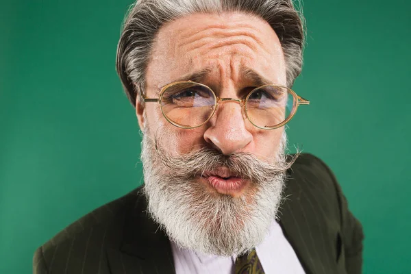 Retrato Professor Barbudo Engraçado Óculos Que Diz Algo Fundo Verde — Fotografia de Stock