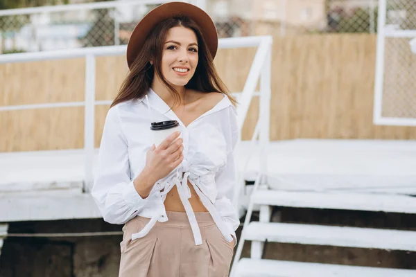 Una Mujer Elegante Tomando Café Caminando Por Playa Cálido Día —  Fotos de Stock