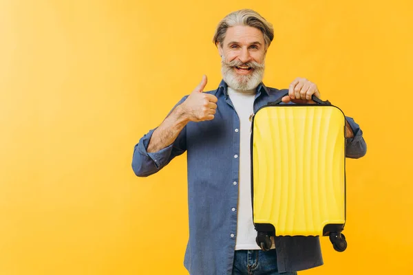 Snygg Skäggig Man Skrattar Håller Gul Resväska Och Visar Cool — Stockfoto