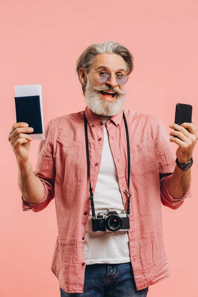 Homem Barbudo Feliz Óculos Sol Segurando Telefone Celular Passaporte Com — Fotografia de Stock