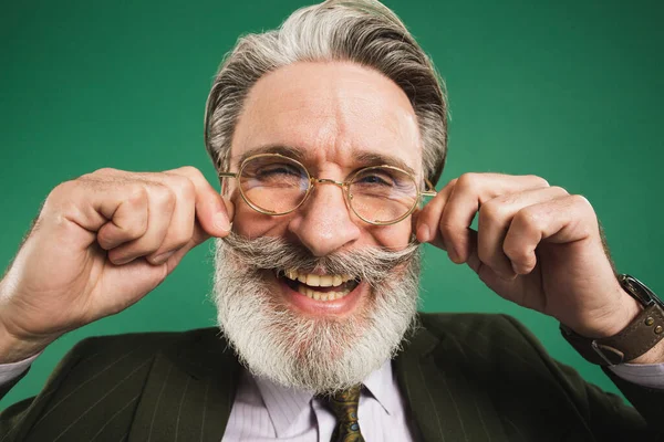 Homem Estilisg Engraçado Que Segura Mostra Bigode Barba Fundo Verde — Fotografia de Stock