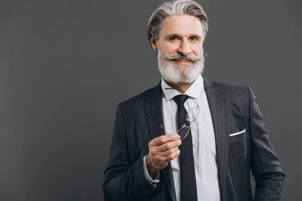 Business Alla Moda Uomo Maturo Barbuto Abito Grigio Tenendo Gli — Foto Stock