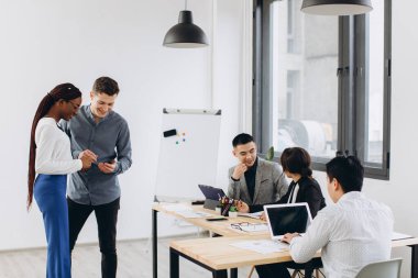 Resmi olarak kadın ve erkek profesyonellerden oluşan çok kültürlü bir grup, görevdeki brifing sırasında kendi internet sitesini tartışıyor. İş projesinde çalışan çeşitli gençler beyin fırtınası yapıyor.