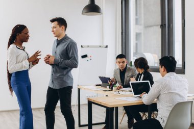 Resmi olarak kadın ve erkek profesyonellerden oluşan çok kültürlü bir grup, görevdeki brifing sırasında kendi internet sitesini tartışıyor. İş projesinde çalışan çeşitli gençler beyin fırtınası yapıyor.