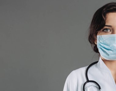 Avrupa 'da Coronavirus. Roman Coronavirus (2019-nCoV), mavi yüzlü doktor portresi. Covid-19 karantina kavramı