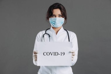 Steteskoplu kadın doktor fotokopi alanı için boş kağıt tutuyor. covid-19 kavramı