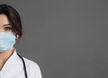 Avrupa 'da Coronavirus. Roman Coronavirus (2019-nCoV), mavi yüzlü doktor portresi. Covid-19 karantina kavramı