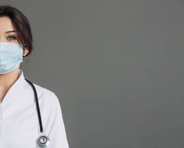 Avrupa 'da Coronavirus. Roman Coronavirus (2019-nCoV), mavi yüzlü doktor portresi. Covid-19 karantina kavramı