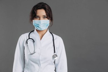 Avrupa 'da Coronavirus. Roman Coronavirus (2019-nCoV), mavi yüzlü doktor portresi. Covid-19 karantina kavramı