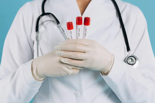 Μια Γυναίκα Γιατρός Μάσκα Έχει Δοκιμαστικούς Σωλήνες Εξετάσεις Αίματος Πιθανώς — Φωτογραφία Αρχείου
