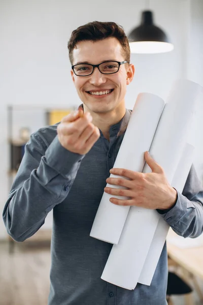 Attrayant Jeune Homme Architecte Dans Des Lunettes Debout Isolé Sur — Photo